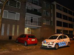 De politie kwam met meerdere auto's naar de Vincentiusstraat. (Foto: Toby de Kort/De Kort Media).