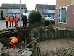 'Hele tuin onder de modder', kapotte waterleiding slaat flink gat in Van Reenenstraat in Oss