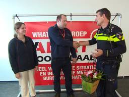 Politie Roosendaal vangt tien inbrekers en deelt daarom bloemetjes uit