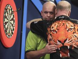 Michael van Gerwen feliciteert Van Barneveld. (Foto: Lawrence Lustig/PDC)