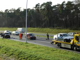 De weg werd vanwege het ongeluk tijdelijk afgesloten. (Foto: Martijn van Bijnen/FPMB).