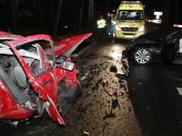 De bestelbus botste frontaal op een tegemoetkomende auto. (Foto: Bernt van Dongen/FPMB).