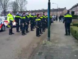 Eerbetoon aan zieke collega (foto: WijkAg_StMG / Twitter)