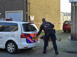 De politie zoekt met honden naar de daders. (Foto: Jules Vorselaars/ JV Media)