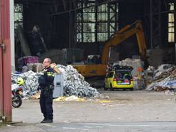 Een man zit vast met zijn arm in een machine. (Foto: Rob de Haas/Mainstay Media Breda)