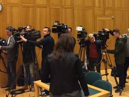 Cameraploegen stellen zich in de rechtszaal op. (Foto: Emile Vaessen)