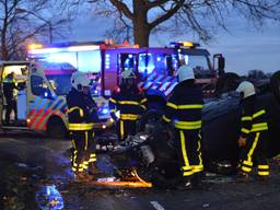 Auto crasht na achtervolging in Galder (Foto: Perry Roovers)