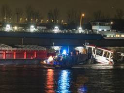 Duwboot zinkt na botsing tegen tanker bij Volkeraksluizen in Willemstad