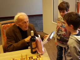 Wim Hendriks krijgt cadeaus van zijn achterkleinkinderen voor zijn 107e verjaardag. (Foto: Martijn v