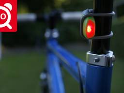 Fietsers worden gecontroleerd op hun al dan niet werkend fietslicht. (Foto: ANP)