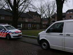 Politie bezig met onderzoek na woningoverval in Oss (foto: Maickel Keijzers/Hendriks Multi Media).