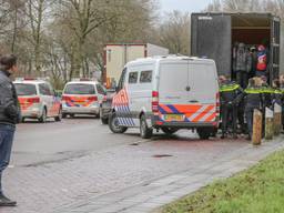 De vrachtwagen op de parkeerplaats naast de A50. (Foto: Fons Hendriks/Hendriks Multi Media)