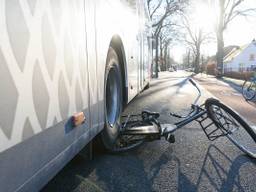 De fiets kwam onder de bus terecht (foto: Tom van der Put/SQvision)