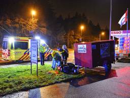 De scooterrijder botste op een aanhangwagen. (Foto: Rico Vogels/SQ Vision).