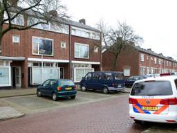 Het huis wordt zaterdag nog altijd bewaakt. (Foto: Hans van Hamersveld).