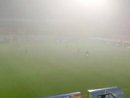 FC Eindhoven-coach Mitchell van der Gaag kon door de mist bijna niks meer zien