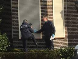 De politie deed kort na de schietpartij onderzoek bij de woning in Dussen. (Foto: Bart Meesters/Meesters Multi Media).