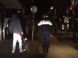 Zatte dief met agent (foto: Politie Eindhoven / Facebook)