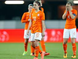 Danielle van de Donk loopt teleurgesteld het veld af. Foto: Orange Pictures