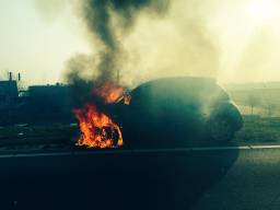 De brandende auto. (Foto: Maarten van den Hoven)