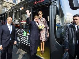 Ebusco gaat tientallen van deze bussen leveren aan Qbuzz. De koning reed in 2016 met zo'n bus door Parijs. (Foto: Ebusco)