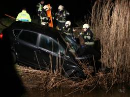 De man lanceerde de auto over de sloot heen. Foto: SK-Media