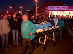 Piet wordt naar het stadion gebracht.