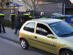 Eén van de mannen wordt geboeid afgevoerd (foto: FPMB / Marvin Doreleijers).