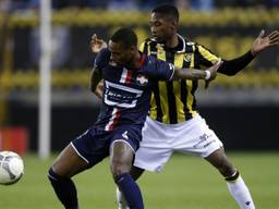 Willem II'er Ondaan schermt de bal af (foto: VI Images)