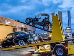 Auto's worden in beslag genomen (foto: Jack Brekelmans/Persburo BMS).