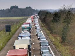 Lange file door grenscontrole vanuit A67 Arendonk richting Eindhoven op de grens (Foto: SQ Vision)