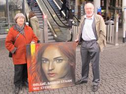 Veel mensen wilden met het schilderij op de foto. (foto: Marvin van de Vorstenbosch)