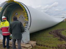 De windmolenonderdelen langs de A58 (foto: Dirk verhoeven) 