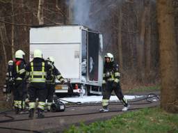 De brandweer bluste het vuur. (Foto: Jeroen Stuve).