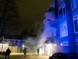 Brandweer redt bewoner brandende flat van balkon in Oosterhout