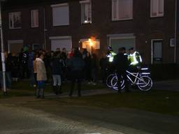 Demonstranten verzamelen zich opnieuw voor het huis in Oss. (Foto: SQ Vision Mediaprodukties)