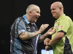 Phil Taylor en Michael van Gerwen (foto: Steve Welsh/PDC)