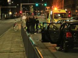 De fietser en bestuurder van de auto zijn naar een ziekenhuis gebracht. (Foto: Harrie Grijseels/SQ Vision).