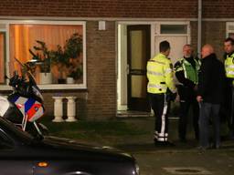 Politie agenten doen onderzoek in het huis aan de Boekweitstraat. (Foto: Gabor Heeres/SQ Vision)