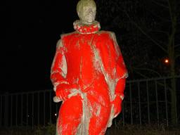 Standbeeld Willem van Oranje besmeurd met rode verf op terrein Willem van Oranje College in Waalwijk