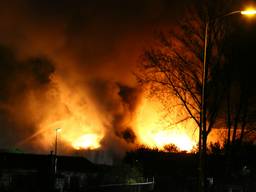 Grote brand bij veevoederbedrijf De Heus in Andel: zwarte rookpluimen trokken richting Gelderland