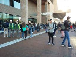 Reizigers buiten het station Breda (Foto Martijn de Bruin/Stuve Fotografie)