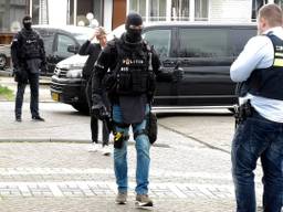 Een arrestatieteam is aanwezig op het kamp (Foto: Perry Roovers, SQ Vision).