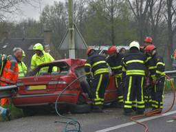 Bij een ongeluk met twee auto's en een tankwagen op de snelweg A58 bij Tilburg twee personen gewond geraakt, weg nog uren dicht