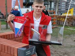 Sander Janssen met zijn Zilveren Troffel (foto: organisatie NK Metselen)