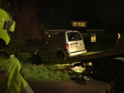 Het was voor het bergingsbedrijf een flinke klus de auto uit de sloot voor het huis te halen. (Foto: Jules Vorselaars/JV media)