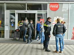 De politie doet onderzoek voor de cafetaria. (Foto: Toby de Kort).