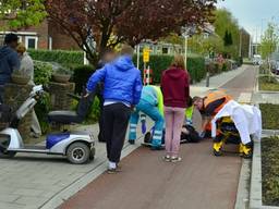 De man in de scootmobiel moest naar het ziekenhuis en is geopereerd. Foto: Diederik Cools/ Stuve Fotografie