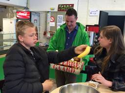 GroenLinks in Den Bosch trakteert vmbo'ers op fruit om schoolkantines gezonder te maken