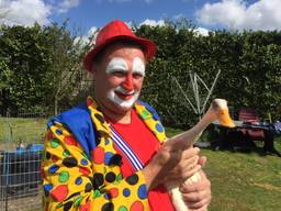 Clown Cornelio met eend Raymond